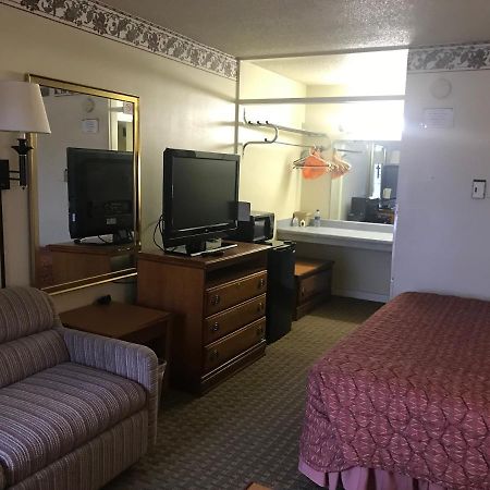 Tyler Inn & Suites Bagian luar foto