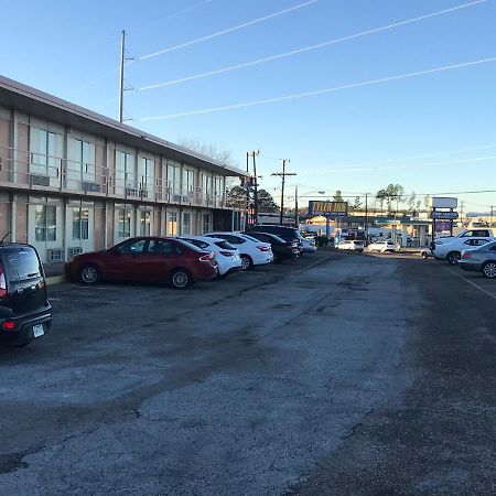 Tyler Inn & Suites Bagian luar foto