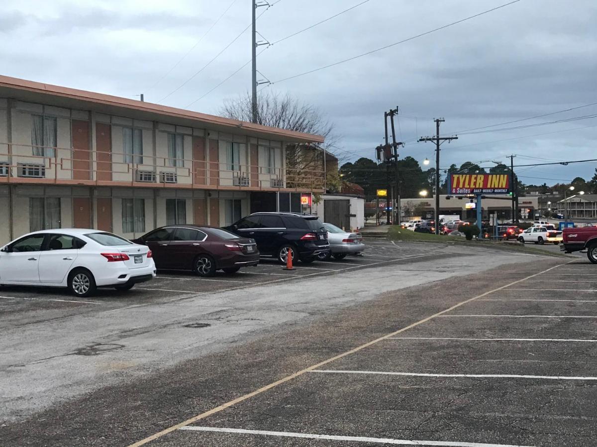 Tyler Inn & Suites Bagian luar foto