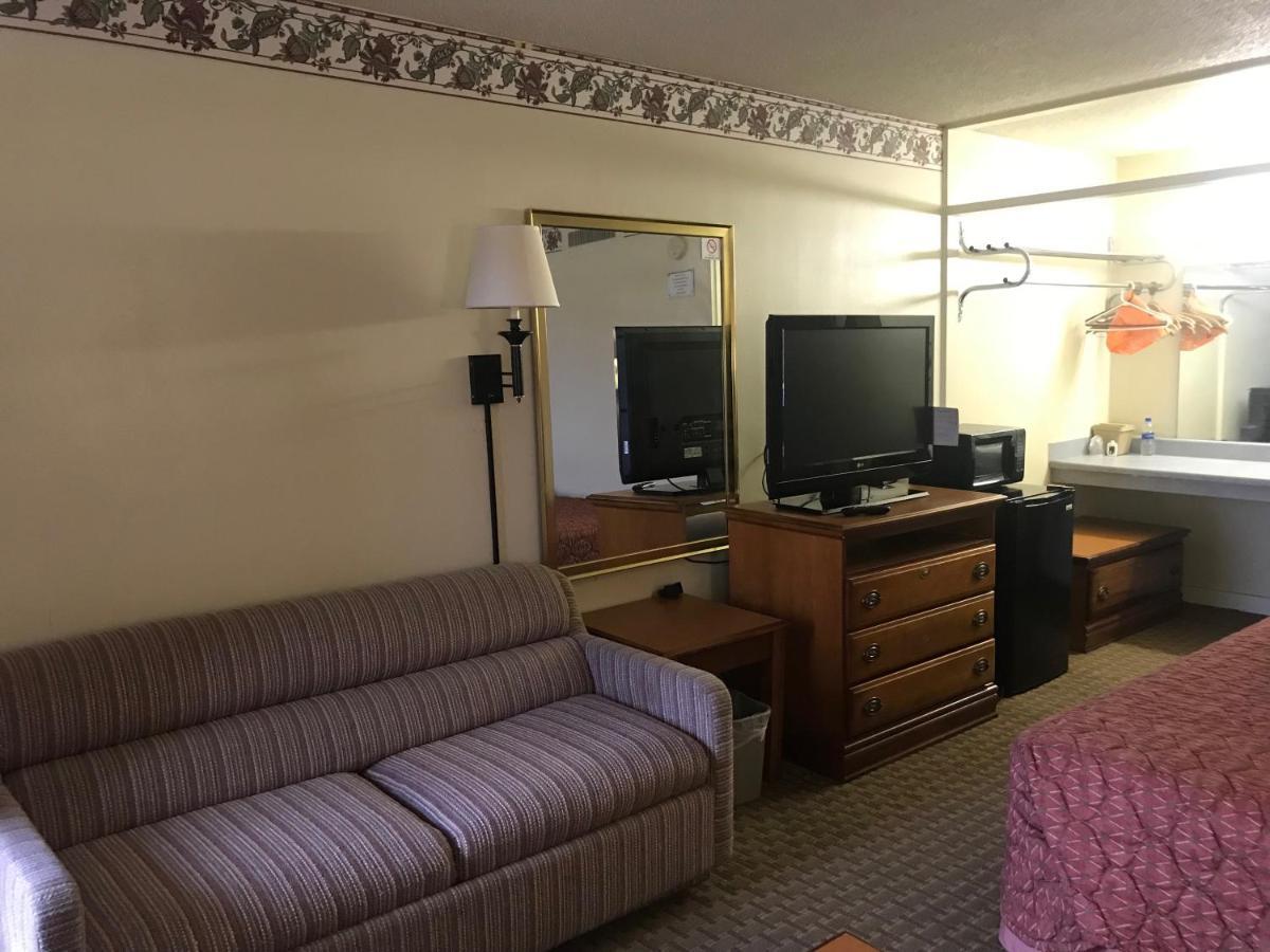 Tyler Inn & Suites Bagian luar foto