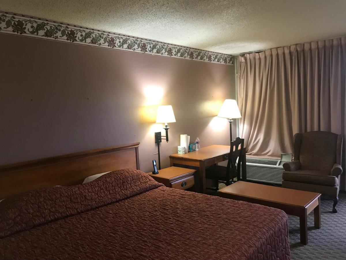 Tyler Inn & Suites Bagian luar foto
