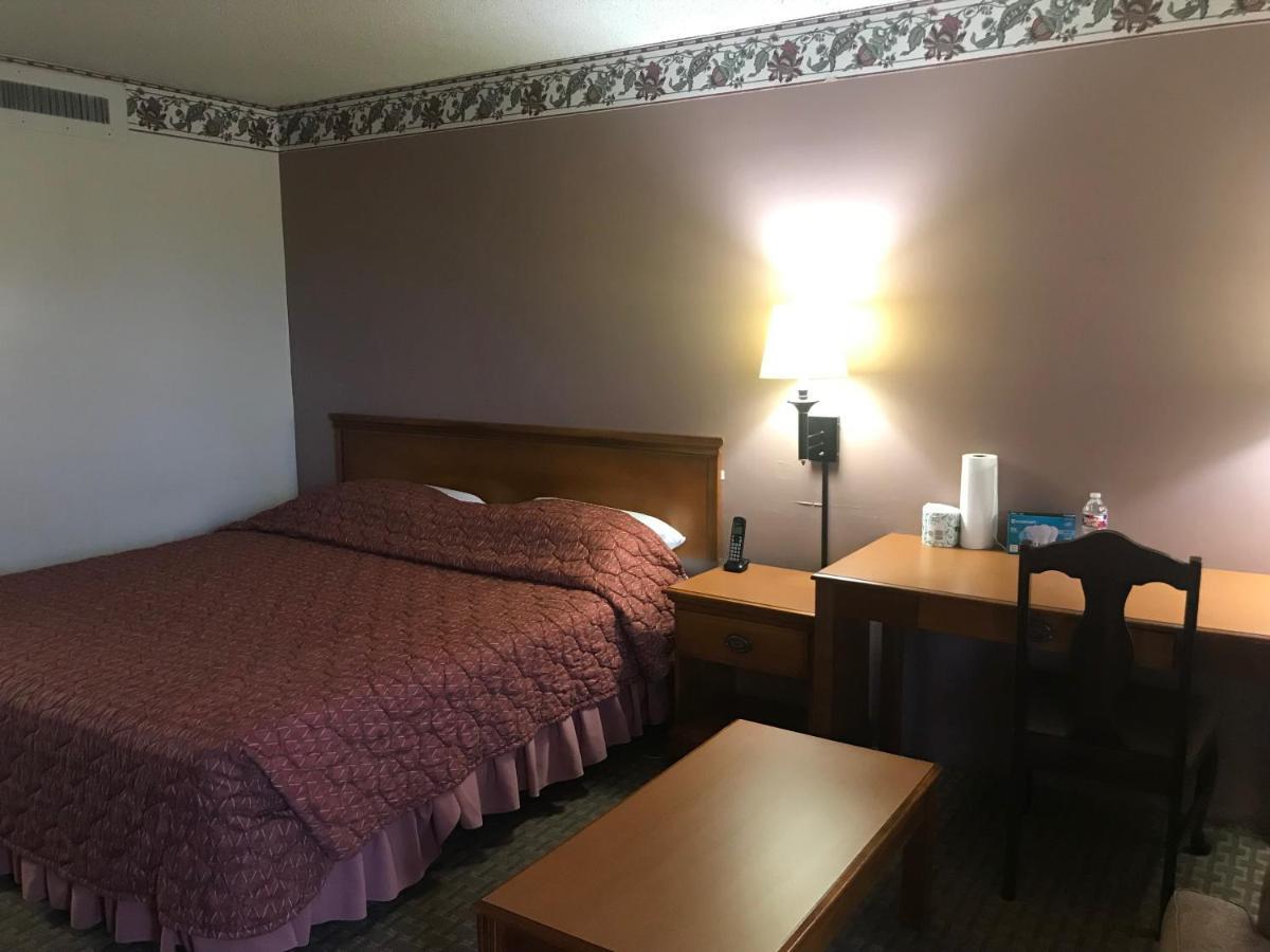 Tyler Inn & Suites Bagian luar foto