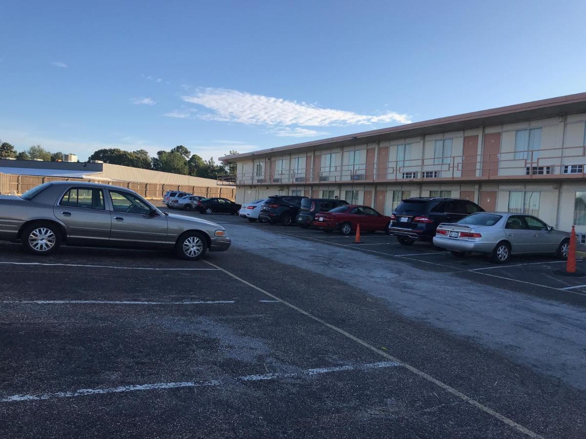 Tyler Inn & Suites Bagian luar foto