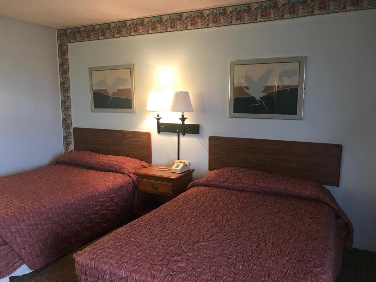Tyler Inn & Suites Bagian luar foto