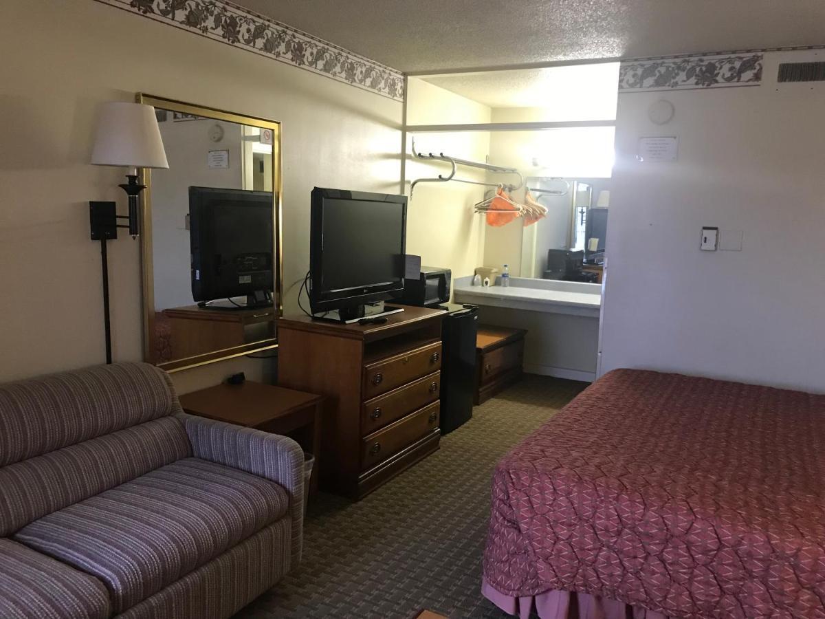 Tyler Inn & Suites Bagian luar foto