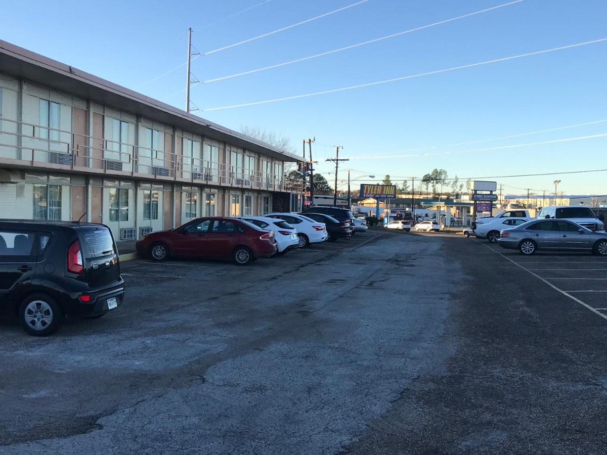 Tyler Inn & Suites Bagian luar foto