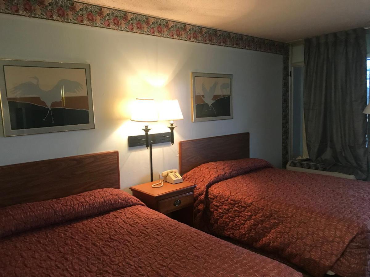 Tyler Inn & Suites Bagian luar foto